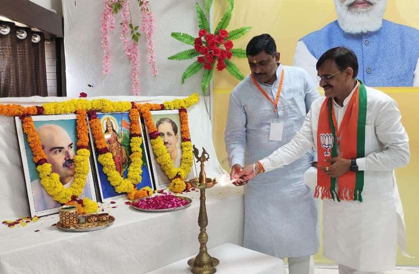 photo_2021-09-08_13-08-01.jpg दिग्विजय के गढ़ में भाजपा की बैठक, आगामी चुनावों की रणनीति पर मंथन