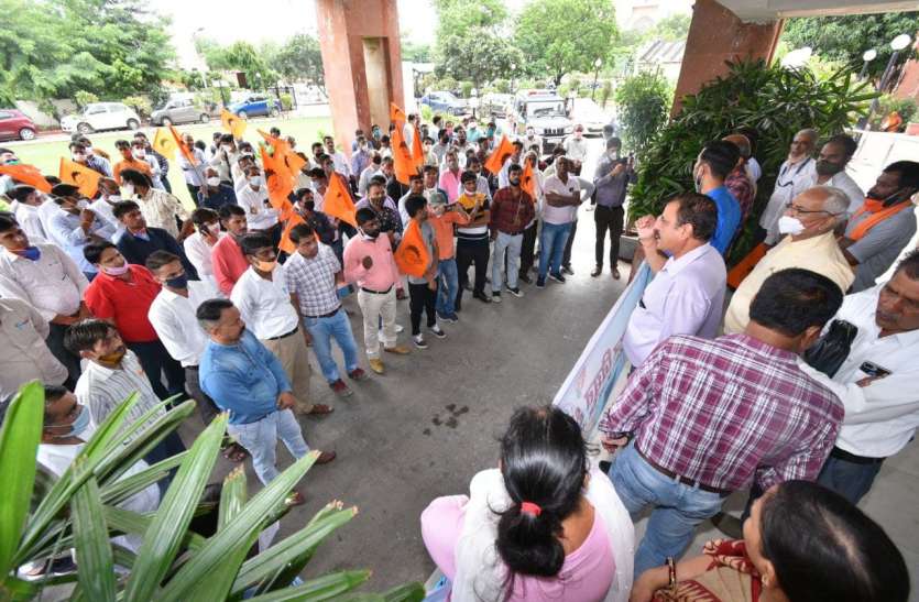 निजीकरण और राजनीतिक आधार पर तबादलों के विरोध में उतरे बिजली कर्मचारी निजीकरण और राजनीतिक आधार पर तबादलों के विरोध में उतरे बिजली कर्मचारी