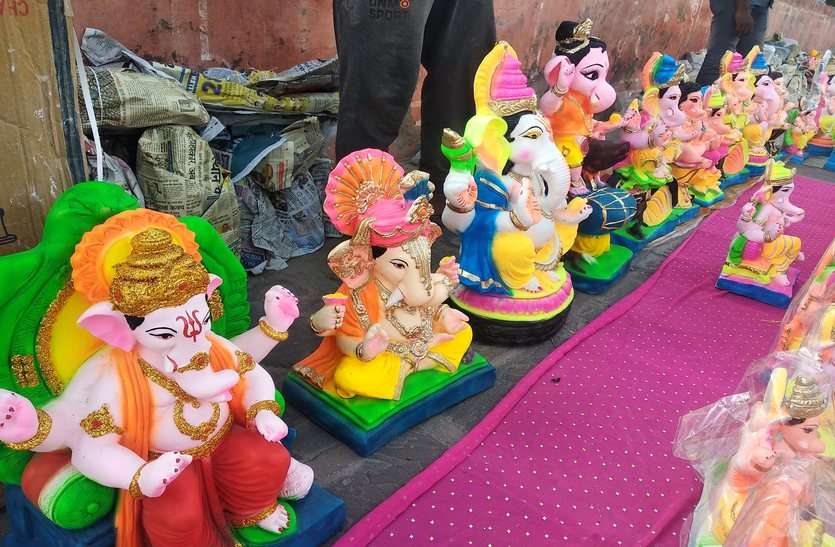 आकर्षित कर रहे लाल बाग के राजा, बच्चों में प्रिय है बाल गणेशा आकर्षित कर रहे लाल बाग के राजा, बच्चों में प्रिय है बाल गणेशा
