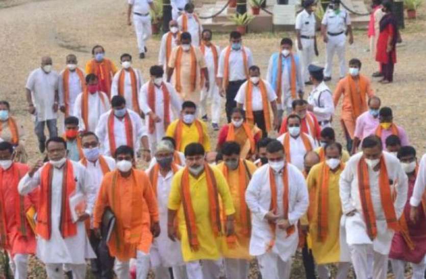 BJP MLA In West Bengal West Bengal: अर्जुन सिंह के घर पर हुए हमले के बाद केंद्र सरकार का बड़ा फैसला, BJP के 61 नेताओं की सुरक्षा हटाई