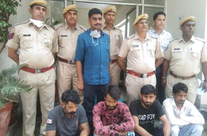 मकान में चोरी के बाद कर रहे थे मौज मस्ती, पुलिस ने धर दबोचा मकान में चोरी के बाद कर रहे थे मौज मस्ती, पुलिस ने धर दबोचा