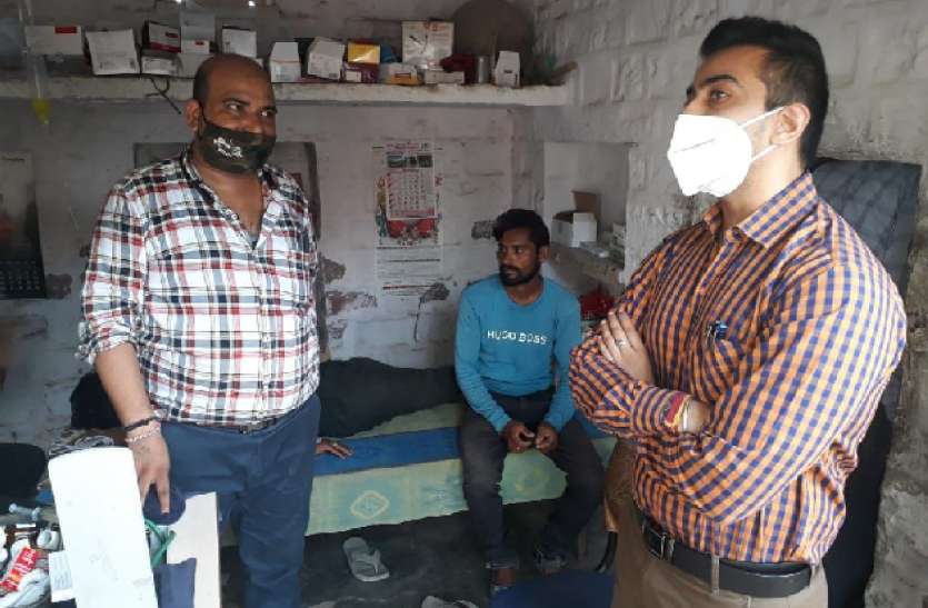 झोलाछाप मरीज के ड्रिप चढ़ाता मिला झोलाछाप मरीज के ड्रिप चढ़ाता मिला