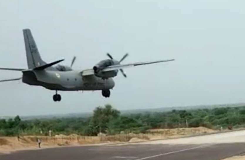 Indian Air Force first emergency landing strip inaugurated in Barmer राजस्थान में भारत-पाक बॉर्डर के पास पहली बार हाइवे पर उतरे वायुसेना के लड़ाकू विमान
