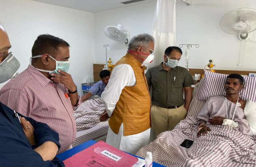 jagdalpur_news.jpeg जिन्होंने गोलियां खाईं वे डेढ़ साल से कर रहे इंतजार, जिन्हें चोट तक नहीं लगी उन्हें मिल गया आउट ऑफ टर्न प्रमोशन