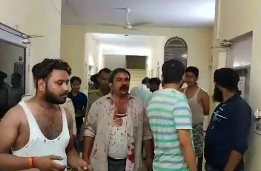 mathura-_marpeet.jpg दुकान बंद कर घर जा रहे व्यापारी से नामजदों ने किया लूट का प्रयास और मारपीट