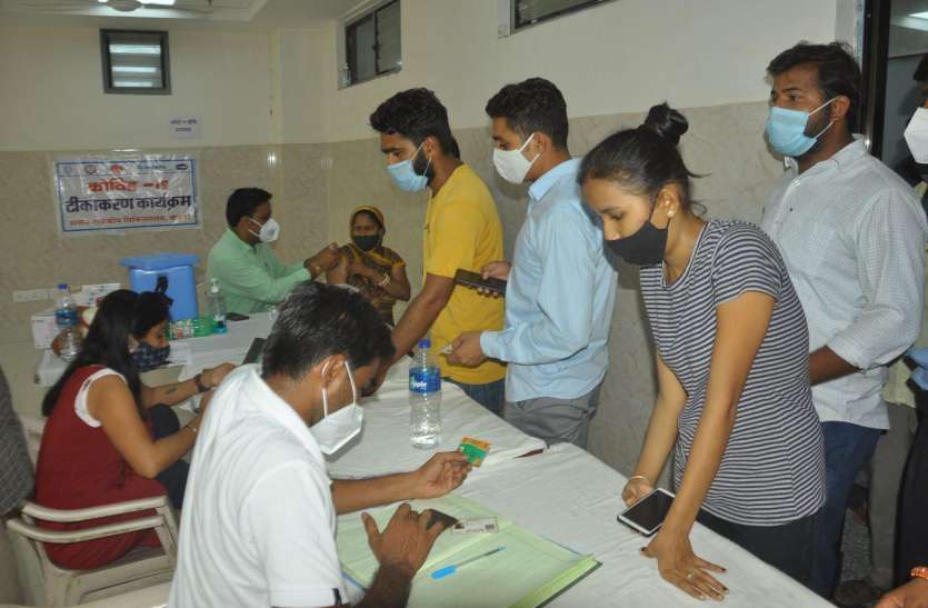 बाड़मेर : 19.59 लाख का करना है वैक्सीनेशन, अभी दूर तक है जाना बाड़मेर : 19.59 लाख का करना है वैक्सीनेशन, अभी दूर तक है जाना, 3.74 लाख को ही लगी है दोनों डोज