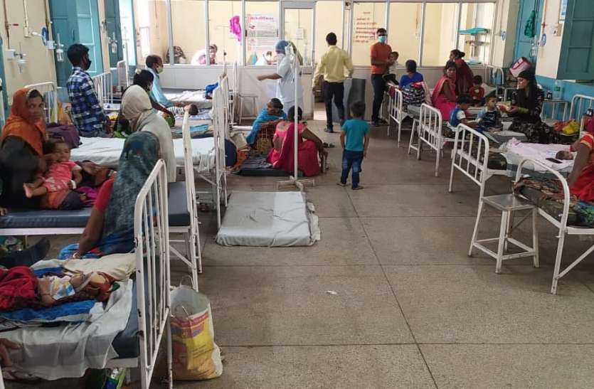 Infant ward full in district hospital, three children admitted on one जिला अस्पताल में शिशु वार्ड फुल, एक पलंग पर तीन-तीन बच्चों को कर रहे भर्ती