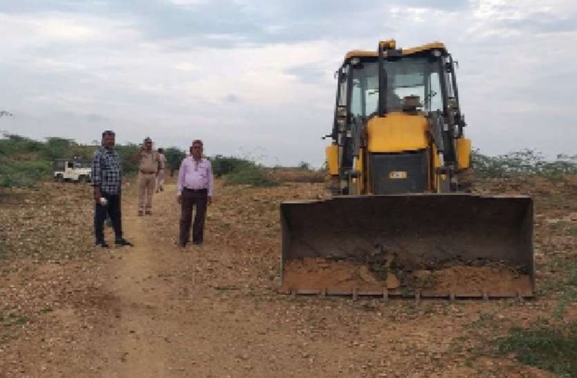 160 बीघा सिवायचक भूमि से हटाया अतिक्रमण 160 बीघा सिवायचक भूमि से हटाया अतिक्रमण