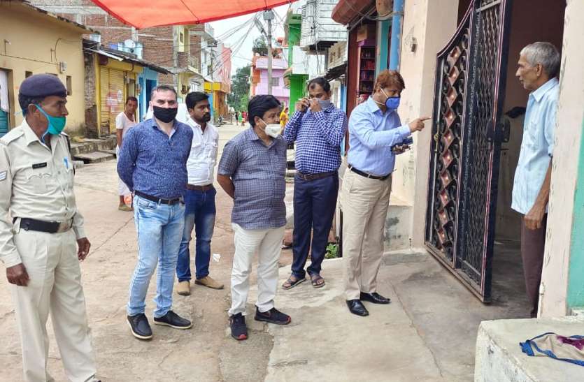 Reduced crowd of beneficiary at vaccination center, officers knocking टीकाकरण सेंटर पर बेनेफेशरी की कम हुई भीड़, प्रेरित करने घर-घर दस्तक दे रहे अधिकारी