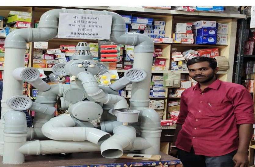 अनोखी प्रतिमा को देखकर लोग हो रहे हतप्रभ अनोखी प्रतिमा को देखकर लोग हो रहे हतप्रभ