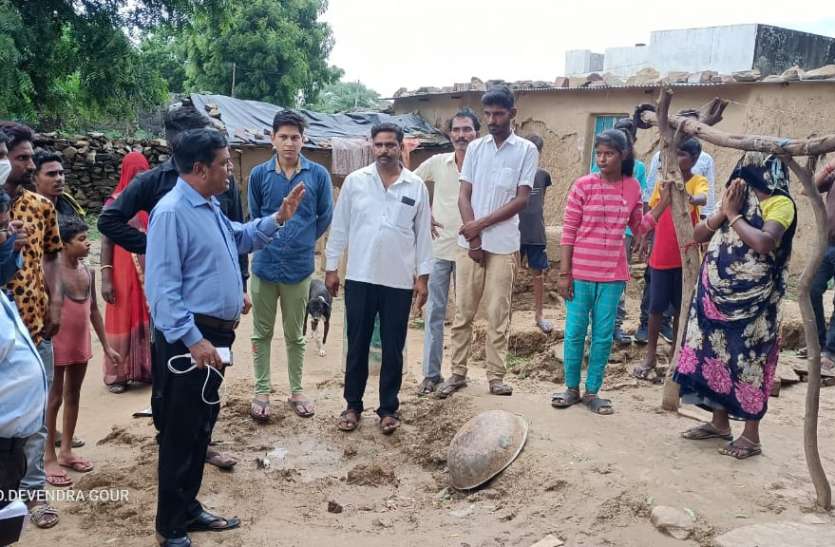 चार घंटे तक गांव में घूमे एसडीएम, घर-घर जाकर ली जानकारी चार घंटे तक गांव में घूमे एसडीएम, घर-घर जाकर ली जानकारी
