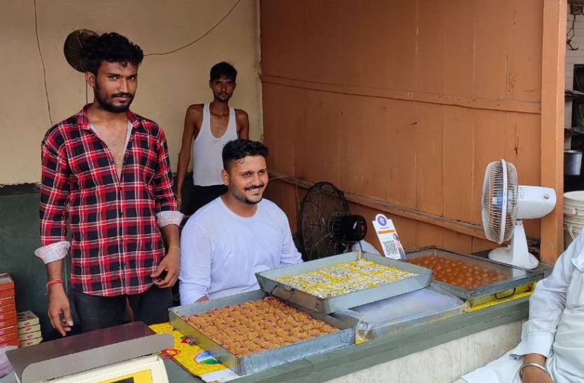 पंधारी लड्डू और मोतीपाक का स्वाद बेमिसाल पंधारी लड्डू और मोतीपाक का स्वाद बेमिसाल