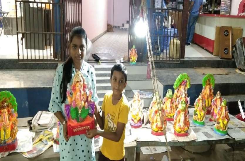 घरों में विराजित करने गणपति की प्रतिमा लेने उमड़ी भीड़ घरों में विराजित करने गणपति की प्रतिमा लेने उमड़ी भीड़