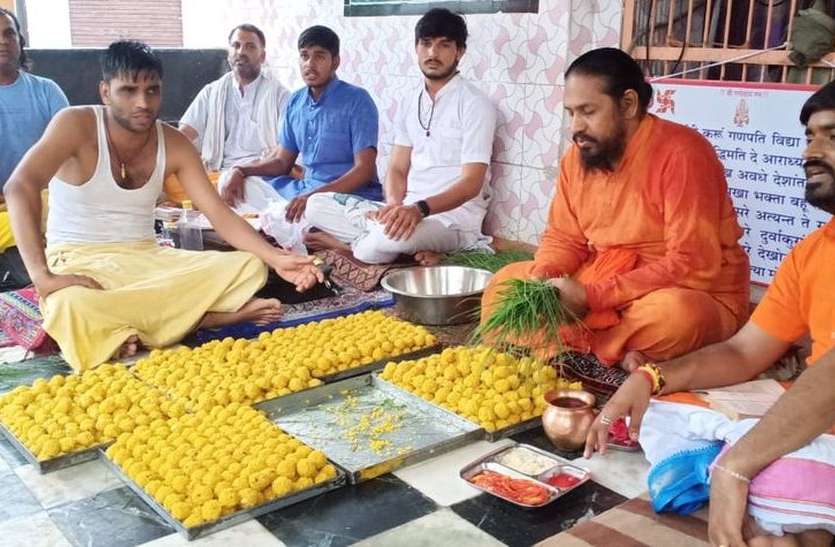 घरों में ही हुई गणपति की स्थापना, मंदिरों में हुई विशेष पूजा घरों में ही हुई गणपति की स्थापना, मंदिरों में हुई विशेष पूजा