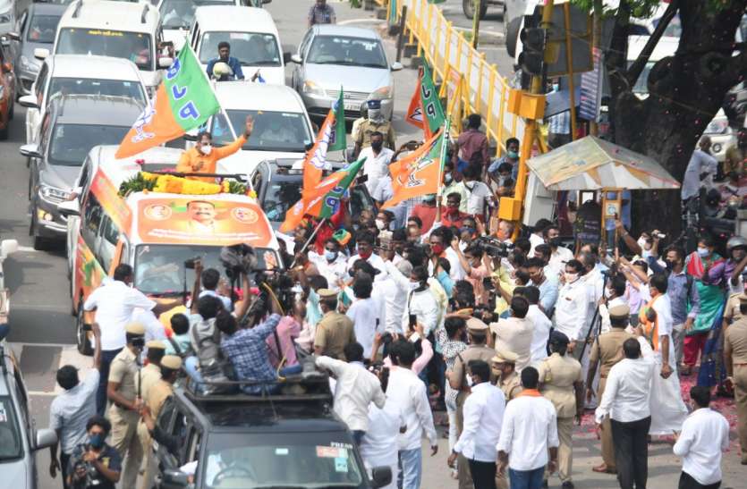 Remove photos of political leaders on vehicles: Madras High Court वाहनों से नेताओं सहित अन्य तस्वीरें 60 दिनों में हटाई जाए : मद्रास हाईकोर्ट