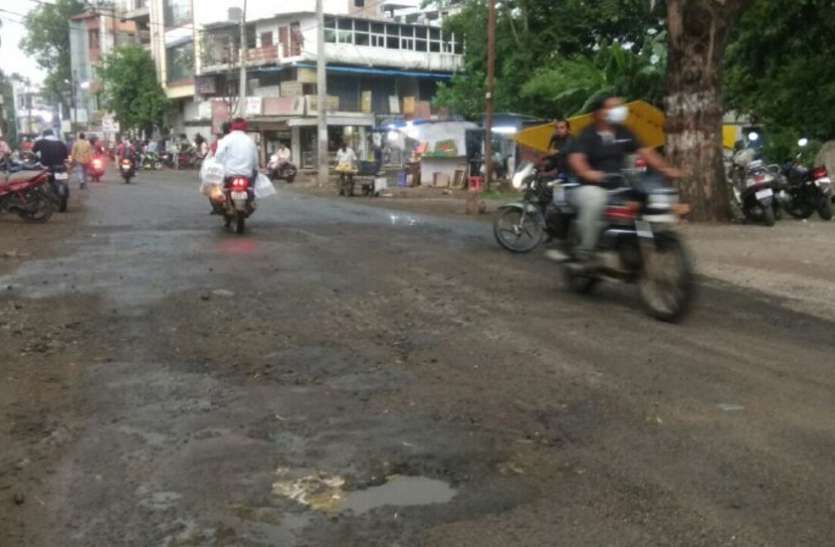 बुदनी से पथरौटा तक 35 किमी सड़क पर 320 गड्ढे, मुख्यालय की आधा दर्जन सड़कों पर गड्ढों की भरमार के बीच हो रहा खतरनाक सफर बुदनी से पथरौटा तक 35 किमी सड़क पर 320 गड्ढे, मुख्यालय की आधा दर्जन सड़कों पर गड्ढों की भरमार के बीच हो रहा खतरनाक सफर