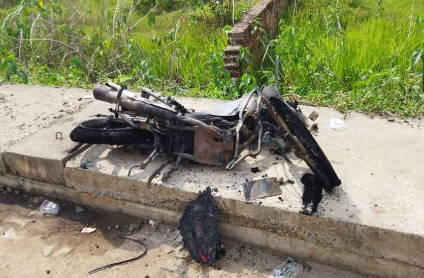 Burning bike दर्दनाक हादसा: ट्रक में बाइक समेत फंसे युवक की कुचलकर मौत, बाइक-ट्रक में लगी आग
