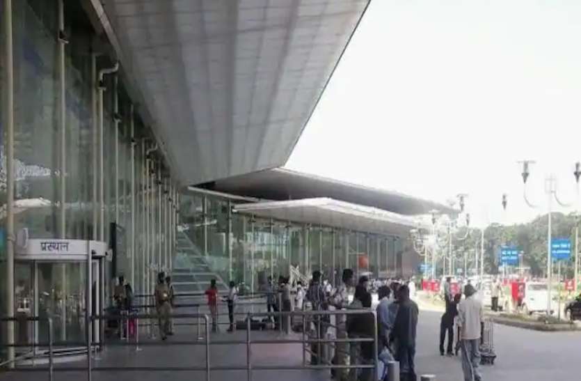 Five custom officers suspended smugglers given safe passage at airport कस्टम के पांच अफसर सस्पेंड, तस्करों को एयरपोर्ट पर दिया सेफ पैसेज