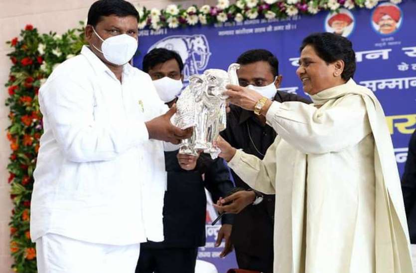 भीम राजभर को हाथी भेंट करती मायावती UP Assembly Election 2022: जानिए कौन हैं भीम राजभर जिन्हें बाहुबली मुख्तार से मुकाबले के लिए उतार रही मायातवी