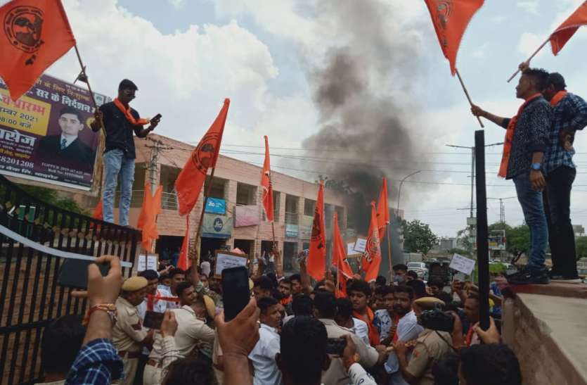 एबीवीपी के कार्यकर्ताओं ने प्रदेश सरकार के खिलाफ किया विरोध प्रदर्शन एबीवीपी के कार्यकर्ताओं ने प्रदेश सरकार के खिलाफ किया विरोध प्रदर्शन