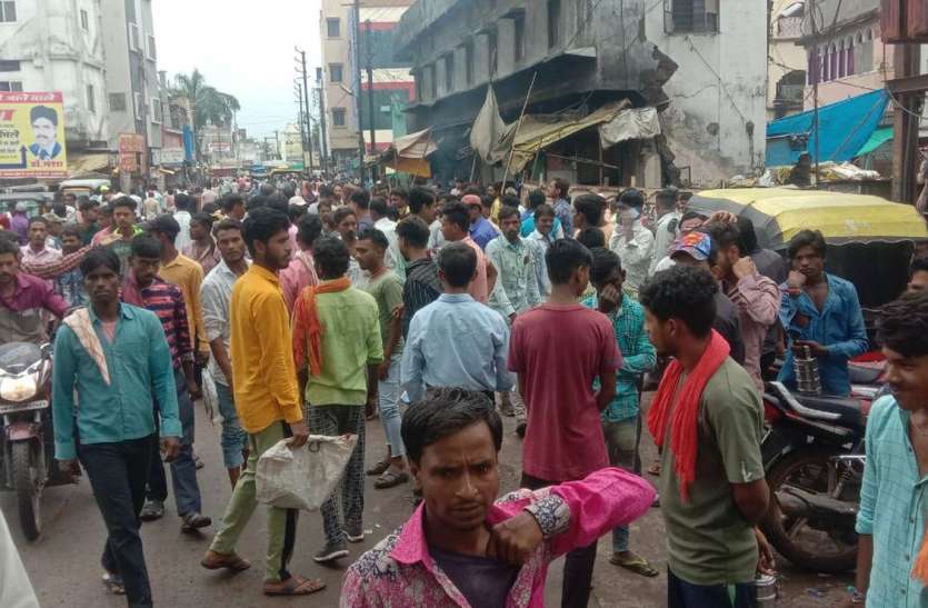 In the market of Burhanpur, the value of laborers is felt, deprived of government schemes too मंदी की मार हो या त्योहार, चूड़ी मार्केट है सदाबहार