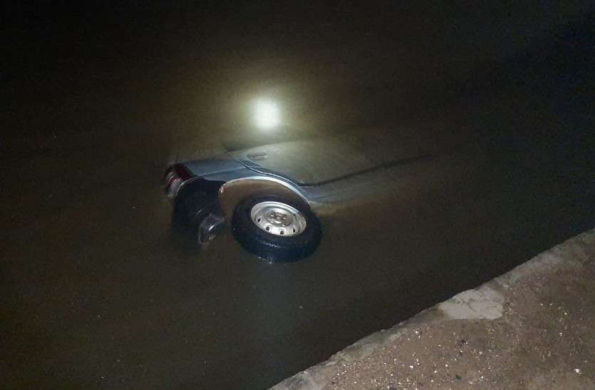 Uncontrolled car fell into river, woman died in Dungarpur अनियंत्रित होकर पुलिया से नदी में गिरी कार, महिला की मौत