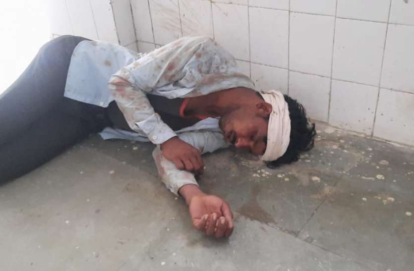 सोशल मीडिया पर सामने आया मारपीट का वीडियो कम राशन देने का विरोध करने पर युवक को लाठी डंडो से पीटा