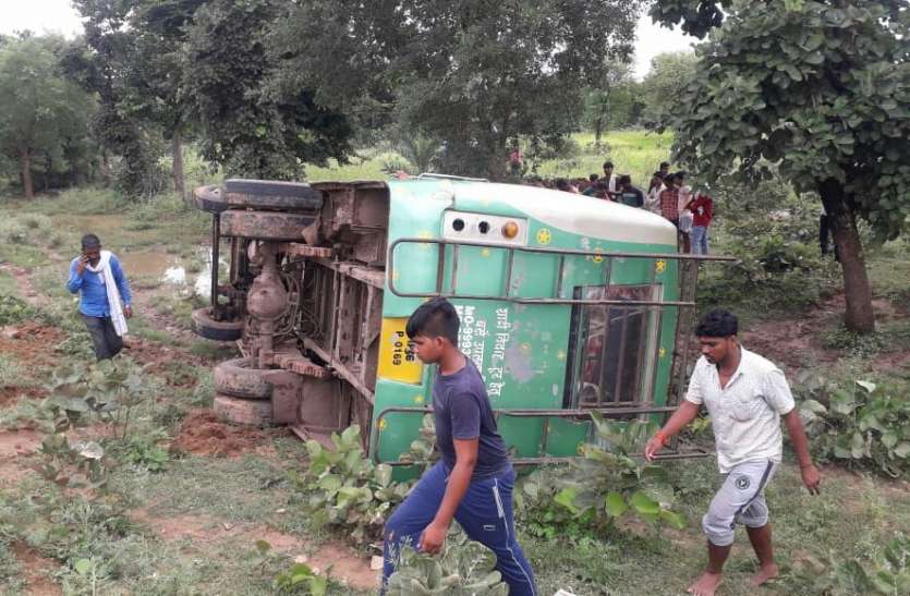 छतरपुर जिले की सीमा पर टीकमगढ़ के बेला गांव में हुई घटना टीकमगढ़ से नौगांव जा रही यात्री बस बाइक सवार को बचाने के चक्कर में पलटी