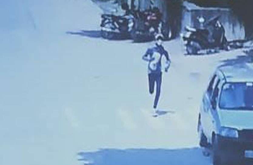 बाइक से 1 लाख 61 हजार रुपए का बैग ले भागा बदमाश बाइक से 1 लाख 61 हजार रुपए का बैग ले भागा बदमाश