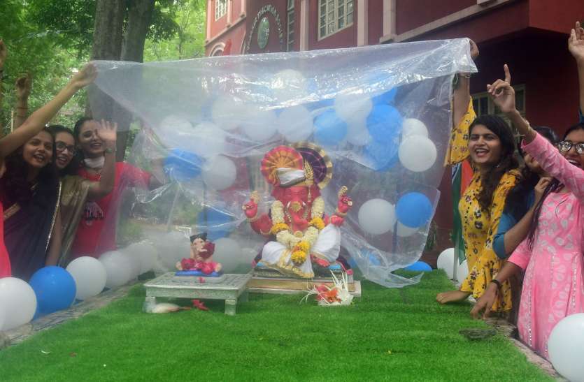 ganesh utsav in surat : घरों और पंडालों में आज बिराजेंगे विध्नहर्ता श्री गणेश ganesh utsav in surat : घरों और पंडालों में आज बिराजेंगे विध्नहर्ता श्री गणेश
