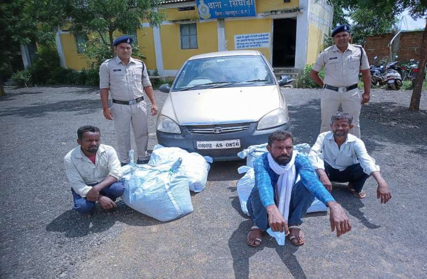 ganja_caught.jpg कार की सीट के नीचे छिपाकर ले जा रहे थे 20 लाख रुपए का 100 पैकेट गांजा, तीन तस्कर पकड़ाए