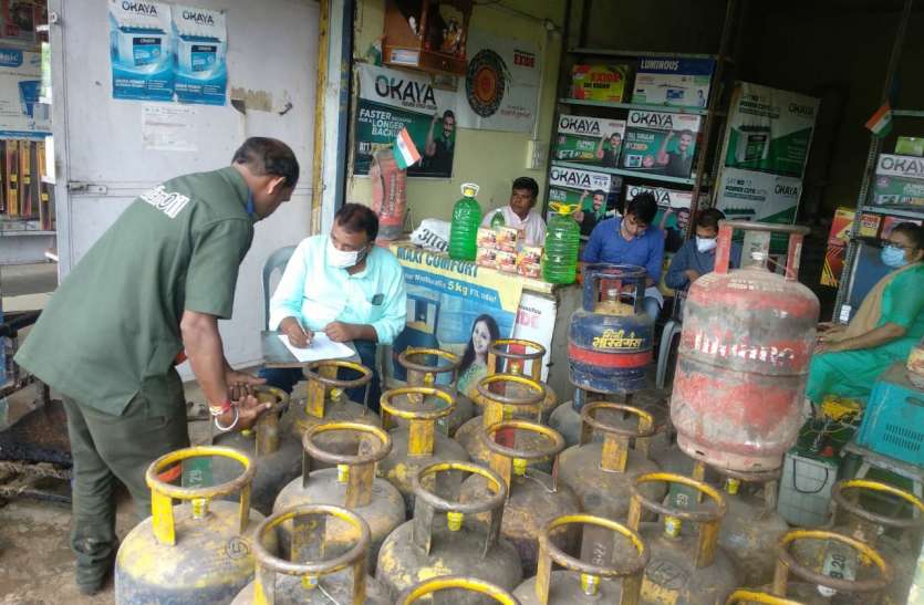 बैटरी की दुकान से बिना परमिशन चला रहा फर्जी गैस एजेंसी, 36 सिलेंडर जब्त बैटरी की दुकान से बिना परमिशन चला रहा फर्जी गैस एजेंसी, 36 सिलेंडर जब्त
