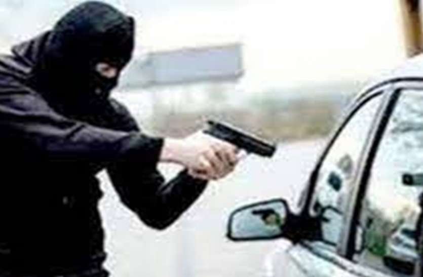 ghaziabad.jpg दिल्ली से सटे लोनी में बेखौफ बदमाशों ने कार सवार व्यापारी से साढ़े 14 लाख रुपये लूटे