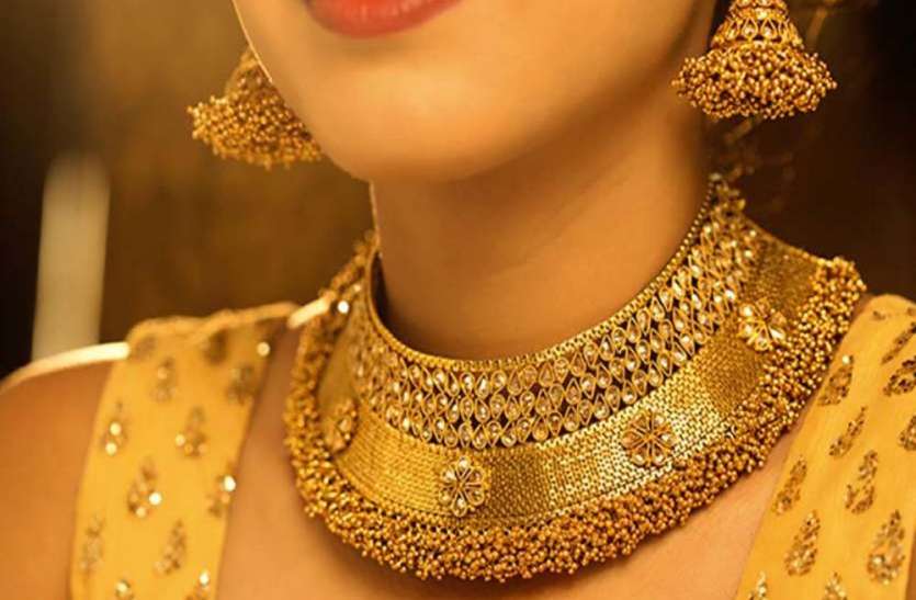 प्रतीकात्मक फोटो Gold Rate Today : सोने और चांदी के दाम में फिर आयी गिरावट, इस साल के निचले स्तर पर पहुंचा मूल्य