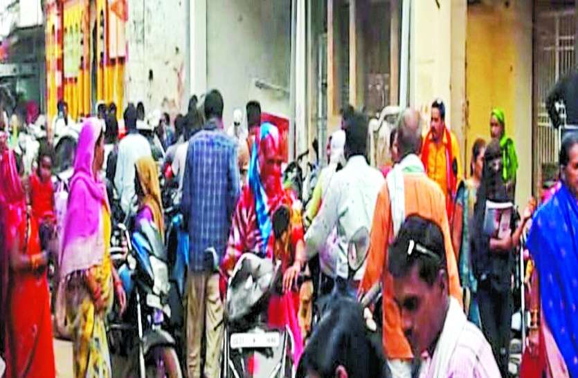 ट्रैफिक व्यवस्था सुधारने स्टॉफ कम, लोग भी नहीं मानते नियम ट्रैफिक व्यवस्था सुधारने स्टॉफ कम, लोग भी नहीं मानते नियम