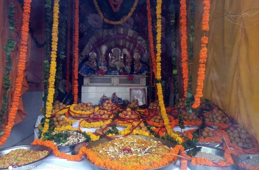 फूल बंगला झांकी सजा गणेशजी को लगाया 1100 लड्डुओं का भोग फूल बंगला झांकी सजा गणेशजी को लगाया 1100 लड्डुओं का भोग