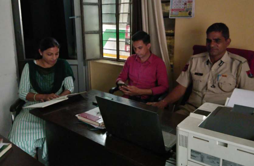 ग्राम रक्षक के बाद थानों में अब सुरक्षा सखी, बच्चों व महिलाओं की समस्याओं का कराएंगी निराकरण ग्राम रक्षक के बाद थानों में अब सुरक्षा सखी, बच्चों व महिलाओं की समस्याओं का कराएंगी निराकरण
