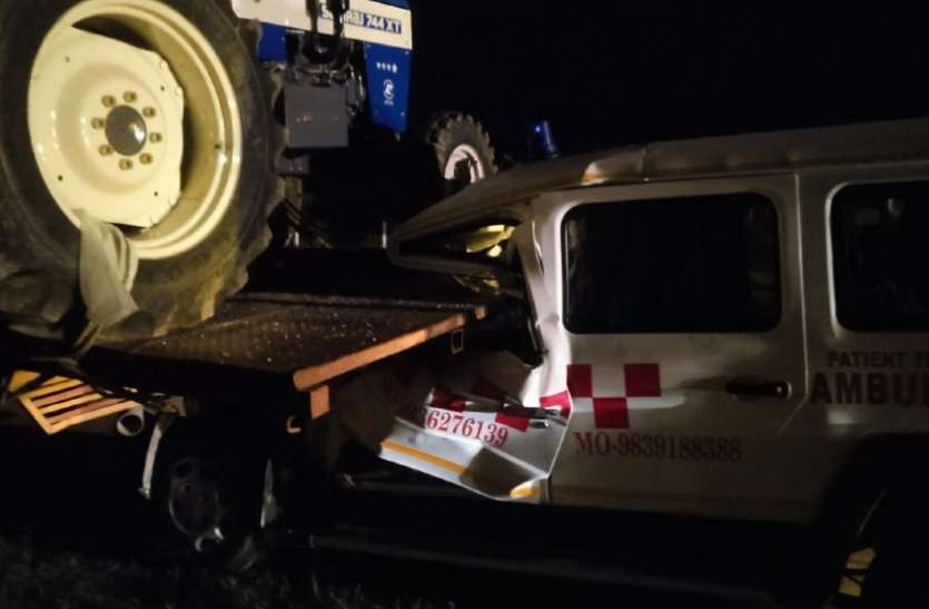 mathura_accident.jpg यमुना एक्सप्रेस-वे पर दर्दनाक हादसा, एम्बुलेंस चालक की मौत