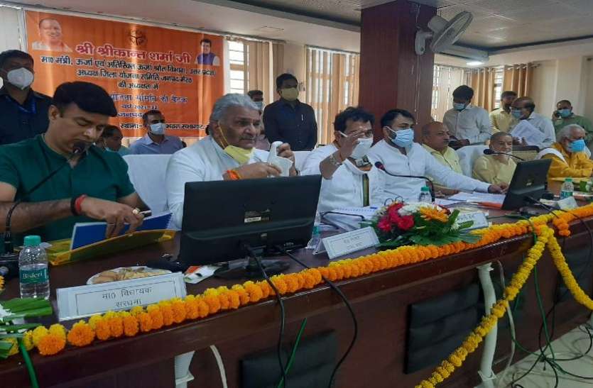 meerut_mantri.jpg समीक्षा बैठक में स्थिति मिली खराब तो मंत्री ने अधिकारियों को लगाई फटकार