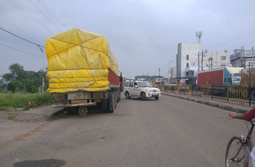 Truck: चालकों की जिद ट्रक खड़ा करेंगे तो सड़क पर ही Truck: चालकों की जिद ट्रक खड़ा करेंगे तो सड़क पर ही