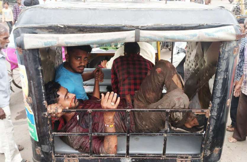 बीच बाजार में हुए दूध वाहन के ब्रेक फेल, तीन को मारी टक्कर, घुसा दुकान में बीच बाजार में हुए दूध वाहन के ब्रेक फेल, तीन को मारी टक्कर, घुसा दुकान में