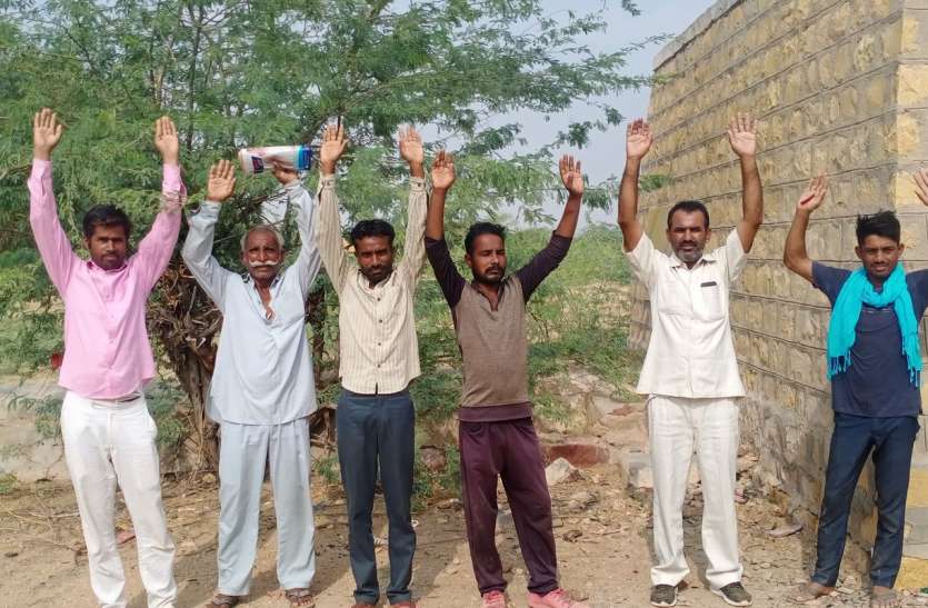 पेयजल समस्या से आमजन परेशान, दी आंदोलन की चेतावनी पेयजल समस्या से आमजन परेशान, दी आंदोलन की चेतावनी