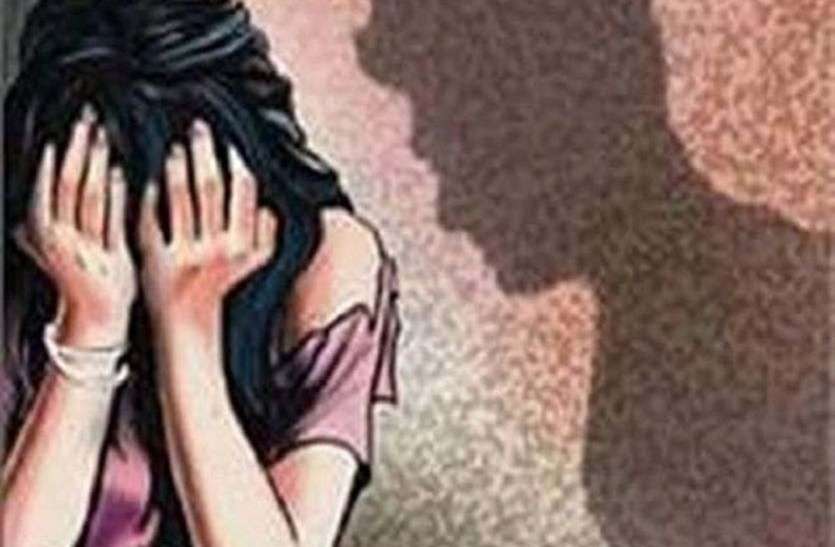 प्रतीकात्मक फोटो अस्पताल में भर्ती मरीज के साथ कंपाउंडर ने किया दुष्कर्म