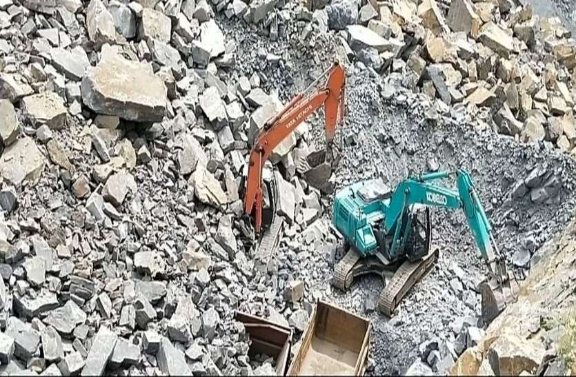 खनन के दौरान पहाड़ा खिसका लोगों ने भागकर बचाई जान खनन के दौरान पहाड़ा खिसका लोगों ने भागकर बचाई जान
