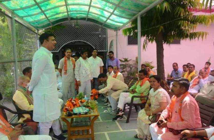 sangeet_som.jpg बोले भाजपा विधायक संगीत सोम, 'सपा है गुंडों की पार्टी, सत्ता में आते ही कायम होता है गुंडाराज'