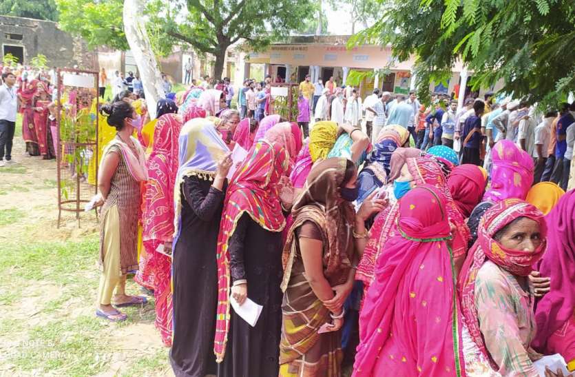 शाहपुरा ब्लॉक में पहली बार एक दिन में 14 हजार 889 लोगों का वैक्सीनेशन किया शाहपुरा ब्लॉक में पहली बार एक दिन में 14 हजार 889 लोगों का वैक्सीनेशन किया