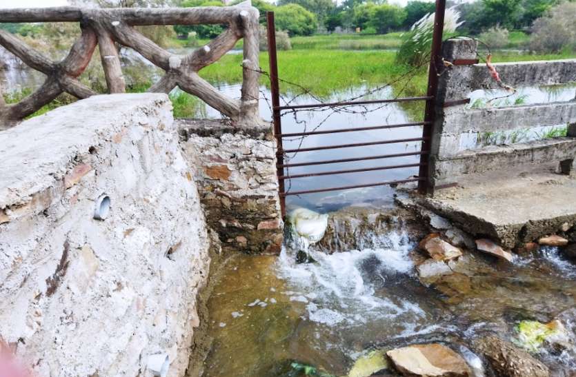 खड़े गणेश मंदिर तालाब की दीवार टूटी, बह रहा पानी खड़े गणेश मंदिर तालाब की दीवार टूटी, बह रहा पानी