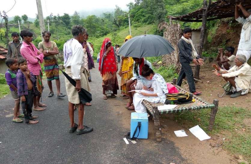 तेज बारिश में भी टीके लगवाने दौड़े लोग, जिले में लगे 1 लाख 828 टीके तेज बारिश में भी टीके लगवाने दौड़े लोग, जिले में लगे 1 लाख 828 टीके
