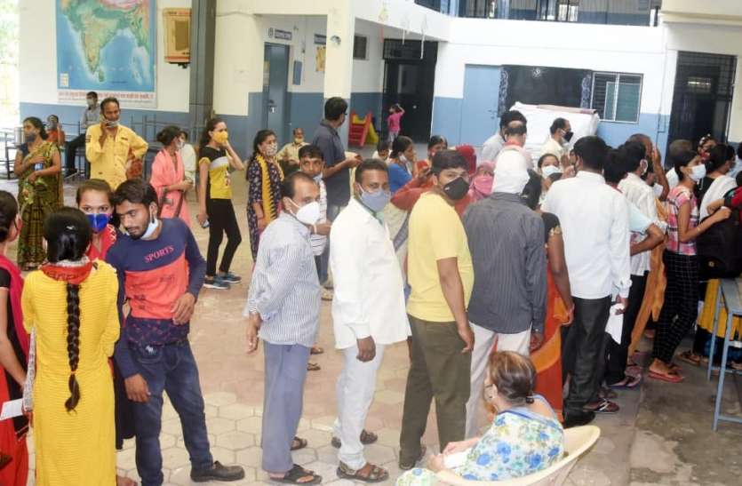फस्र्ट डोज लगवाने वालों की संख्या 18 लाख पार, गणपति उत्सव के दिन 4 हजार 421 को लगी वैक्सीन फस्र्ट डोज लगवाने वालों की संख्या 18 लाख पार, गणपति उत्सव के दिन 4 हजार 421 को लगी वैक्सीन