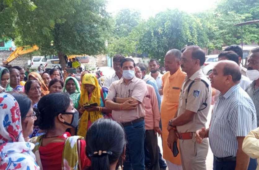 वैक्सीनेशन के सर्वे में लगी आंगनवाड़ी सहायिका की लात-घूसों से पिटाई वैक्सीनेशन के सर्वे में लगी आंगनवाड़ी सहायिका की लात-घूसों से पिटाई
